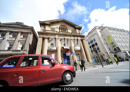 Liverpool, Royaume-Uni. 3 mai, 2015. Au cours d'une manifestation de partisans de l'occupation, de l'Alimentation et boisson est passé par des garde-corps pour les militants restant dans l'ancienne banque. Ils occupent depuis le 18 avril, et ont utilisé le bâtiment pour loger les sans-abri et des gens de la rue, leur donnant un abri et de la nourriture. Auparavant le bâtiment était vide depuis 11 ans. Chauffeur de taxi jusqu'à la protestation des pairs sur Castle Street Crédit : David Colbran/Alamy Live News Banque D'Images