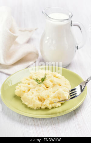 Purée de pommes de terre et pot de lait. L'accent sur purée de pommes de terre sur la fourchette. Banque D'Images