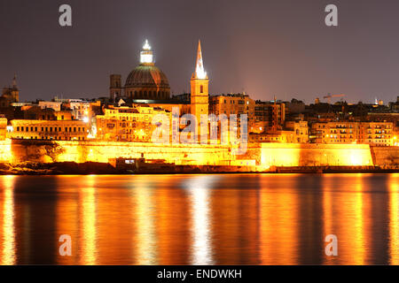 La vue sur La Valette en éclairage de nuit, Sliema, Malte Banque D'Images