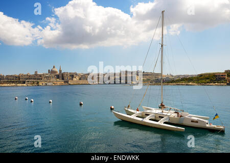 La vue sur La Valette et sail yacht avec pavillon ukrainien au coucher du soleil, Sliema, Malte Banque D'Images