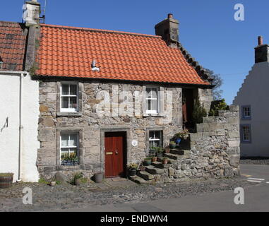 Ancienne maison avec un escalier extérieur Fife Falkland Ecosse Avril 2015 Banque D'Images