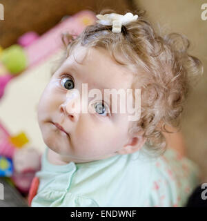 Un 5 mois Caucasian baby girl. Close up. USA Banque D'Images