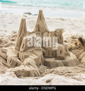 Un château de sable sur une plage tropicale. Banque D'Images