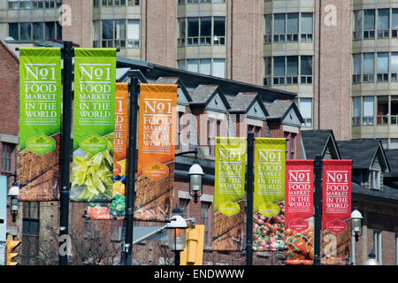 La publicité des bannières colorées du marché de Toronto Canada Banque D'Images