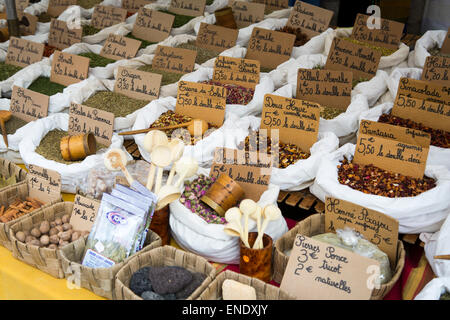 Épices, herbes et le thé à la marché de Montcuq dimanche avec des produits alimentaires en France Banque D'Images