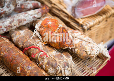 Des saucisses à la main en français le marché du dimanche de Montcuq avec des produits alimentaires en France Banque D'Images
