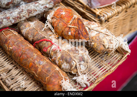 Des saucisses à la main en français le marché du dimanche de Montcuq avec des produits alimentaires en France Banque D'Images