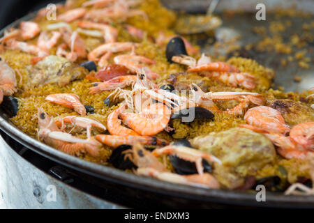 La Paella espagnole dans une casserole traditionnelle Banque D'Images