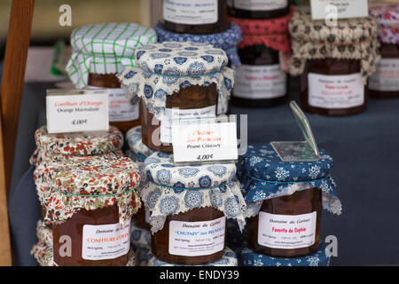 Des Confitures et chutneys au marché du dimanche de Montcuq avec des produits alimentaires en France Banque D'Images