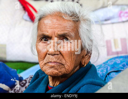 Kathmandu, Népal. 06Th Mai, 2015. Une vieille femme réagir à huis clos à un abri temporaire à Harisiddhi village. Le Népal 2015 tremblement de terre qui a tué plus de 7 000 personnes et blessé plus de deux fois plus nombreux, le 25 avril, avec un moment de grandeur 7.8. C'était la catastrophe la plus puissante de grève depuis le Népal 1934 Népal-Bihar séisme. © Prabhat Kumar Verma/Pacific Press/Alamy Live News Banque D'Images