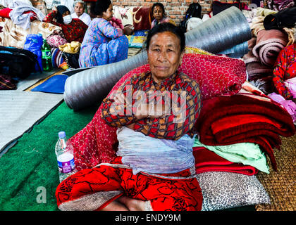 Kathmandu, Népal. 06Th Mai, 2015. Les personnes vivant dans des abris temporaires à Harisiddhi village. Le Népal 2015 tremblement de terre qui a tué plus de 7 000 personnes et blessé plus de deux fois plus nombreux, le 25 avril, avec un moment de grandeur 7.8. C'était la catastrophe la plus puissante de grève depuis le Népal 1934 Népal-Bihar séisme. © Prabhat Kumar Verma/Pacific Press/Alamy Live News Banque D'Images