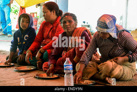 Kathmandu, Népal. 06Th Mai, 2015. Les gens de manger des aliments à l'abri temporaire à Harisiddhi village, Lalitpur. Le Népal 2015 tremblement de terre qui a tué plus de 7 000 personnes et blessé plus de deux fois plus nombreux, le 25 avril, avec un moment de grandeur 7.8. C'était la catastrophe la plus puissante de grève depuis le Népal 1934 Népal-Bihar séisme. © Prabhat Kumar Verma/Pacific Press/Alamy Live News Banque D'Images