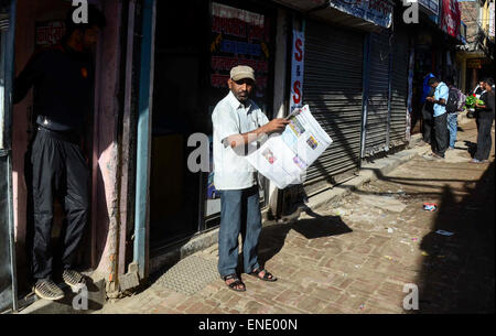 Lalitpur, Prabhat Kumar Verma/Pacific Press. 06Th Mai, 2015. Un homme lire news paper. Lalitpur, est l'une des ville qui a été touchée par le séisme, il y avait un dommage considérable mais la plupart des bâtiments étaient encore intacts. Le Népal 2015 tremblement de terre qui a tué plus de 7 000 personnes et blessé plus de deux fois plus nombreux, le 25 avril, avec un moment de grandeur 7.8. © Prabhat Kumar Verma/Pacific Press/Alamy Live News Banque D'Images