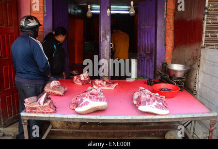 Lalitpur, Prabhat Kumar Verma/Pacific Press. 06Th Mai, 2015. Les gens qui achètent la viande dans le marché. Lalitpur, est l'une des ville qui a été touchée par le séisme, il y avait un dommage considérable mais la plupart des bâtiments étaient encore intacts. Le Népal 2015 tremblement de terre qui a tué plus de 7 000 personnes et blessé plus de deux fois plus nombreux, le 25 avril, avec un moment de grandeur 7.8. © Prabhat Kumar Verma/Pacific Press/Alamy Live News Banque D'Images