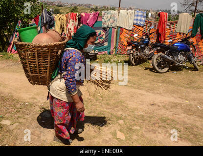 Lalitpur, Prabhat Kumar Verma/Pacific Press. 06Th Mai, 2015. Une femme portant la vie-capot. Lalitpur, est l'une des ville qui a été touchée par le séisme, il y avait un dommage considérable mais la plupart des bâtiments étaient encore intacts. Le Népal 2015 tremblement de terre qui a tué plus de 7 000 personnes et blessé plus de deux fois plus nombreux, le 25 avril, avec un moment de grandeur 7.8. © Prabhat Kumar Verma/Pacific Press/Alamy Live News Banque D'Images