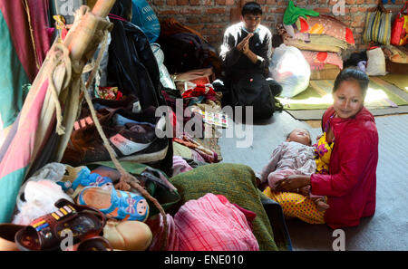 Lalitpur, Prabhat Kumar Verma/Pacific Press. 06Th Mai, 2015. Personnes dans des abris temporaires. Lalitpur, est l'une des ville qui a été touchée par le séisme, il y avait un dommage considérable mais la plupart des bâtiments étaient encore intacts. Le Népal 2015 tremblement de terre qui a tué plus de 7 000 personnes et blessé plus de deux fois plus nombreux, le 25 avril, avec un moment de grandeur 7.8. © Prabhat Kumar Verma/Pacific Press/Alamy Live News Banque D'Images