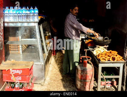 Lalitpur, Prabhat Kumar Verma/Pacific Press. 06Th Mai, 2015. Un vendeur de bonbons. Lalitpur, est l'une des ville qui a été touchée par le séisme, il y avait un dommage considérable mais la plupart des bâtiments étaient encore intacts. Le Népal 2015 tremblement de terre qui a tué plus de 7 000 personnes et blessé plus de deux fois plus nombreux, le 25 avril, avec un moment de grandeur 7.8. © Prabhat Kumar Verma/Pacific Press/Alamy Live News Banque D'Images