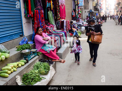 Lalitpur, Prabhat Kumar Verma/Pacific Press. 06Th Mai, 2015. Certains fournisseurs à Lalitpur retour à son entreprise. Lalitpur, est l'une des ville qui a été touchée par le séisme, il y avait un dommage considérable mais la plupart des bâtiments étaient encore intacts. Le Népal 2015 tremblement de terre qui a tué plus de 7 000 personnes et blessé plus de deux fois plus nombreux, le 25 avril, avec un moment de grandeur 7.8. © Prabhat Kumar Verma/Pacific Press/Alamy Live News Banque D'Images