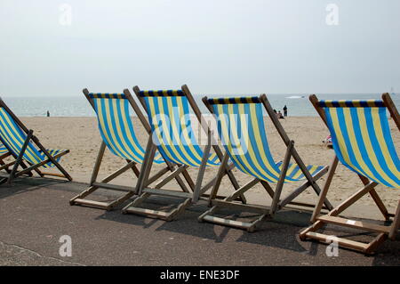 Chaises de plage le long du front de mer de Bournemouth dans le Dorset. Banque D'Images