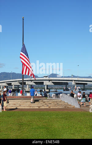 PEARL HARBOR, DEC 6: Les touristes célèbrent Pearl Harbor qui a été attaqué par les forces impériales japonaises le 7 décembre 1941. Banque D'Images