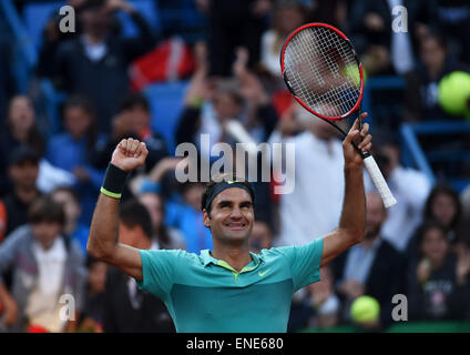 Istanbul, Turquie. 3 mai, 2015. La Suisse de Roger Federer célèbre sa victoire lors de la finale du tournoi contre Pablo Cuevas de l'Uruguay à l'ATP World Tour 2015 Open d'Istanbul à Istanbul, Turquie, le 3 mai 2015. Roger Federer a gagné 2-0. © Il Canling/Xinhua/Alamy Live News Banque D'Images