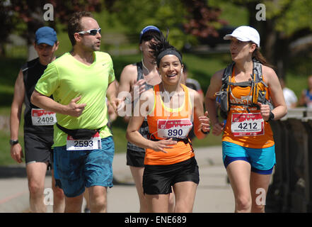 Vancouver, Canada. 3 mai, 2015. Glissières de prendre part au 44e Marathon de Vancouver BMO annuelle à Vancouver, Canada, 3 mai 2015. Environ 16 000 personnes dans près de 50 pays et régions ont assisté à la Marathon de Vancouver BMO le dimanche. L'événement comprenait un marathon, un demi-marathon et à 8 km de course. Crédit : Sergei Bachlakov/Xinhua/Alamy Live News Banque D'Images