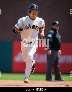 San Francisco, CA. 06Th Mai, 2015. Le voltigeur des Giants de San Francisco Nori Aoki (23) tours deuxième après avoir frappé un home run en tête au cours de la MLB baseball match entre les Los Angeles Angels of Anaheim et les Giants de San Francisco à AT&T Park à San Francisco CA. Les géants vaincus les anges 5-0. Damon Tarver/Cal Sport Media/Alamy Live News Banque D'Images