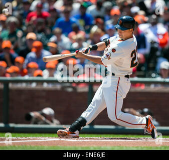 San Francisco, CA. 06Th Mai, 2015. Le voltigeur des Giants de San Francisco Nori Aoki (23) frappe un home run en tête au cours de la MLB baseball match entre les Los Angeles Angels of Anaheim et les Giants de San Francisco à AT&T Park à San Francisco CA. Les géants vaincus les anges 5-0. Damon Tarver/Cal Sport Media/Alamy Live News Banque D'Images