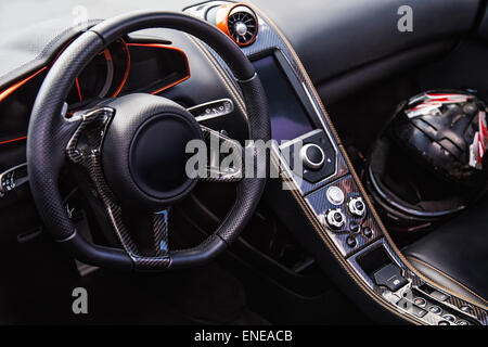 Tableau de bord et volant à l'intérieur de la voiture de sport Banque D'Images