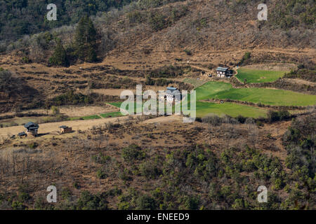 Maisons de ferme et champs dans les collines de l'Ouest, Asie Bhoutan Banque D'Images