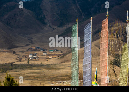 Terres agricoles de la vallée de Phobjikha, dans l'ouest du Bhoutan, de l'Asie, avec les drapeaux de prières Banque D'Images