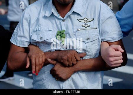 Tel Aviv - Israël, 03.05.2015 Les membres de la communauté Beta Israël également connu sous le nom de Juifs éthiopiens à Tel Aviv pour protester contre le racisme au sein de la société israélienne et la brutalité de la police le 03 mai 2015. La violence à l'engloutir au centre de Tel Aviv dans la nuit de dimanche, comme une protestation contre la brutalité de la police par Ethiopian-Israelis tourné hors de la commande, les manifestants ont lancé des pierres et des bouteilles sur des policiers qui ont tiré des grenades assourdissantes et accusé à plusieurs reprises la place à cheval. Banque D'Images