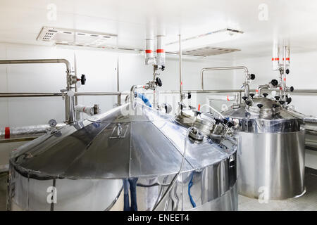 Chauffe-eau à réservoir ou sur l'industrie pharmaceutique ou l'usine de produits chimiques Banque D'Images