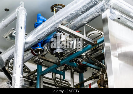 Pompe à eau et des tuyaux sur l'industrie pharmaceutique ou l'usine de produits chimiques Banque D'Images