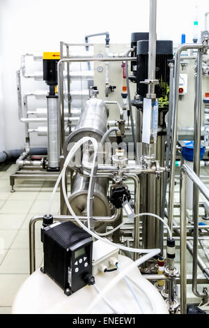 Pompe à eau et des tuyaux sur l'industrie pharmaceutique ou l'usine de produits chimiques Banque D'Images