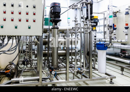 Tuyaux, pompe et panneau de contrôle en climatisation ou distillation sur l'industrie pharmaceutique ou l'usine de produits chimiques Banque D'Images