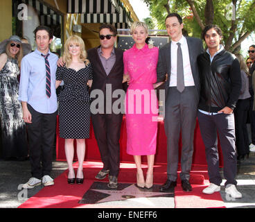 Kaley Cuoco reçoit le 2,532ème étoile sur le Hollywood Walk of Fame avec : Simon Helberg,,Johnny Galecki Rausch Melissa,Kaley Cuoco,Jim Parsons Kunal Nayyar,où : Los Angeles, California, United States Quand : 29 Oct 2014 Banque D'Images