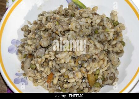 Repas végétarien traditionnel : soupe de céréales Banque D'Images