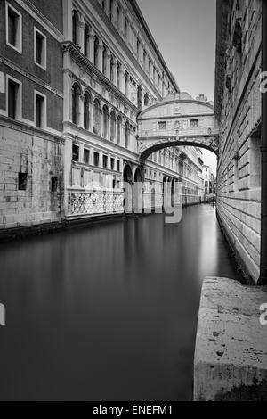 Venise. Image en noir et blanc du célèbre Pont des Soupirs à Venise, Italie. Banque D'Images