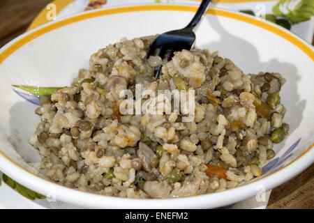 Repas végétarien traditionnel : soupe de céréales Banque D'Images