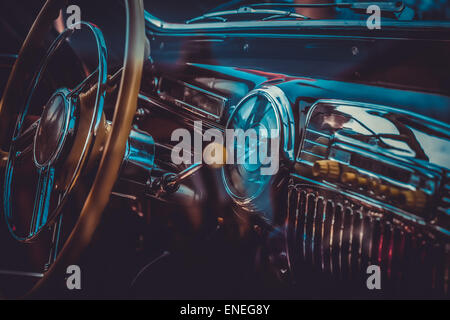 Intérieur de l'ancienne rétro voiture avec volant et tableau de bord. Traitées par filtre effet rétro ou vintage Banque D'Images