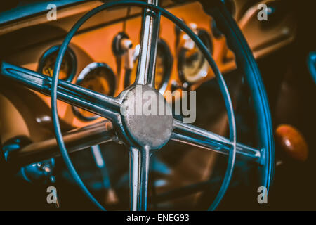 Au volant de l'intérieur automobile rétro ou vieux. Traitées par filtre effet rétro ou vintage Banque D'Images