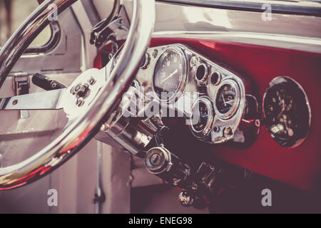 Intérieur de l'ancienne rétro vintage automobile ou voiture avec volant et tableau de bord. Traitées par filtre effet rétro ou vintage Banque D'Images