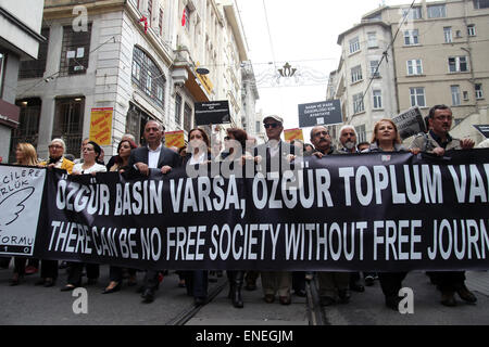 Istanbul, Turquie. 3 mai, 2015. 3 mai 2015 - Les journalistes ont protesté contre la pression sur la presse par l'AKP, le parti au gouvernement au cours de la Journée mondiale de la presse à Istanbul. Quelque 21 journalistes sont toujours en prison en Turquie. © Tumay Berkin/ZUMA/ZUMAPRESS.com/Alamy fil Live News Banque D'Images