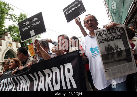 Istanbul, Turquie. 3 mai, 2015. 3 mai 2015 - Les journalistes ont protesté contre la pression sur la presse par l'AKP, le parti au gouvernement au cours de la Journée mondiale de la presse à Istanbul. Quelque 21 journalistes sont toujours en prison en Turquie. © Tumay Berkin/ZUMA/ZUMAPRESS.com/Alamy fil Live News Banque D'Images