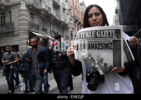 Istanbul, Turquie. 3 mai, 2015. 3 mai 2015 - Les journalistes ont protesté contre la pression sur la presse par l'AKP, le parti au gouvernement au cours de la Journée mondiale de la presse à Istanbul. Quelque 21 journalistes sont toujours en prison en Turquie. © Tumay Berkin/ZUMA/ZUMAPRESS.com/Alamy fil Live News Banque D'Images