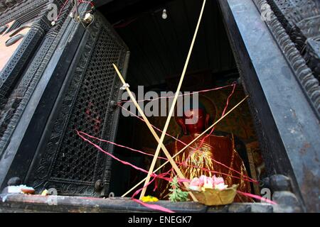 (150504) -- KATMANDOU, 4 mai 2015 (Xinhua) -- Photo prise le 4 mai 2015 affiche des offrandes à idol de Bouddha Bouddha Jayanti pendant festival au Monastère de quake de toutes parts, à Katmandou, au Népal. Personnes ont visité sanctuaires bouddhistes et monastères au Népal Katmandou du séisme de toutes parts, à l'occasion de l'anniversaire de Gautama Bouddha pour prier pour le pays et les personnes qui ont souffert de tremblement de terre. Bouddha Jayanti, parfois à tort appelée 'la naissance de Bouddha', est un jour saint, observé par les Bouddhistes de nombreux pays d'Asie pour marquer la naissance, l'illumination et la mort de Gautama Bouddha sur le jour de la pleine lune de mai. (Xinhua/S Banque D'Images