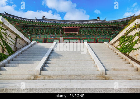 Ancien bâtiment de l'architecture coréenne traditionnelle palace ou moines temple avec escaliers en Corée du Sud à l'automne Banque D'Images