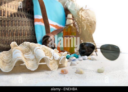 Clamin géant avant d'un sac de plage et lunettes de soleil sur fond blanc Banque D'Images