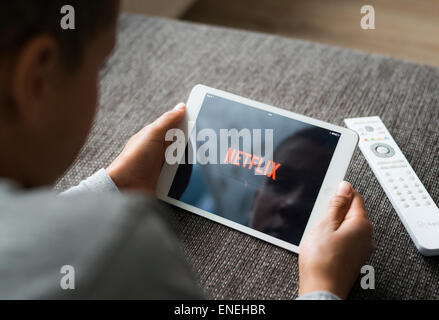 Garçon regarder Netflix sur ipad Banque D'Images